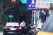 烟台台当局这个单位的公车，给了狗了